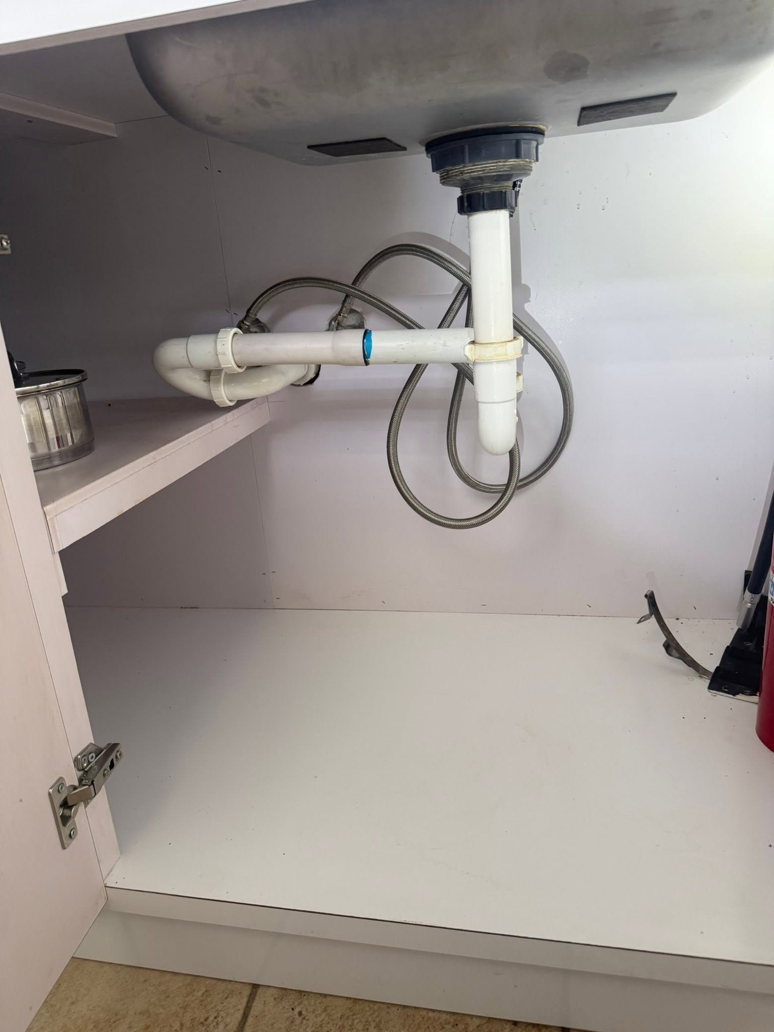 Trabajo de plomería - instalación bajo fregadero