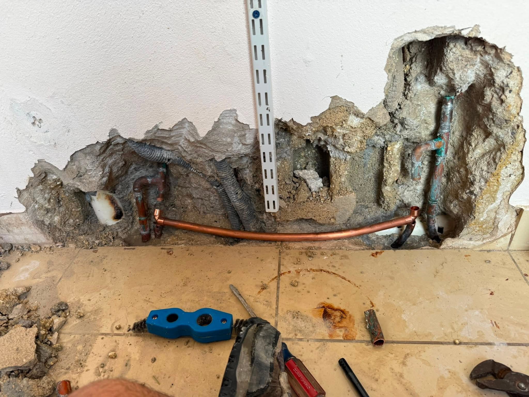 Trabajo de plomería - reparación de pared